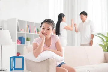 如何帮助目睹家暴的孩子驱散心中“阴霾”
