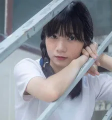 划手腕的女孩