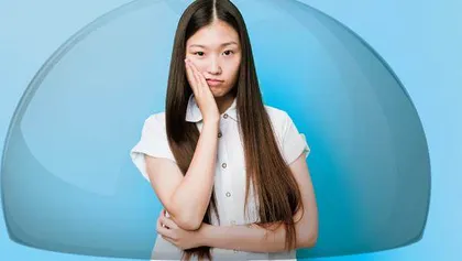 活在玻璃罩里的 “乖乖女”