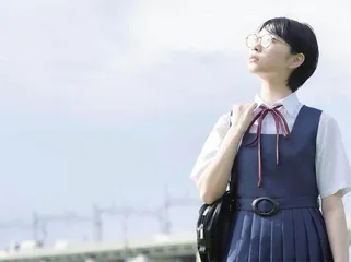 被“余光”和“口水”困扰的高中女生