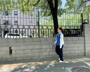 无障碍设施日益完善，但仍需优化