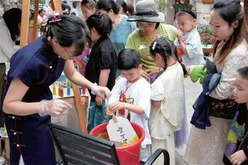 连云港市连云老街:百年街巷里的婚育新风尚2