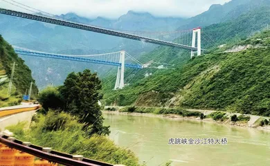 云南迪庆的“云中天路” 