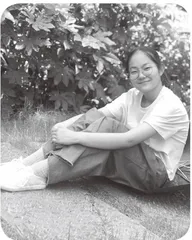 光，打在他的背后