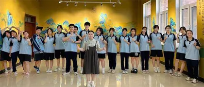 这群高中生将《千里江山图》画满教室