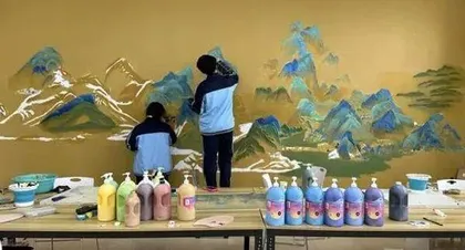 这群高中生将《千里江山图》画满教室1