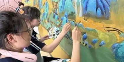 这群高中生将《千里江山图》画满教室2