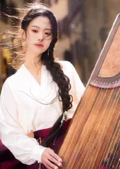 带着古筝“出海”的女孩
