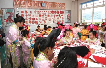 巧手剪出满乡情韵