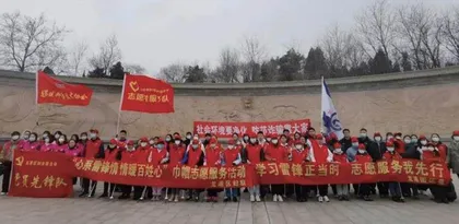 大手牵小手 一起学雷锋