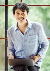 呼延云：黑暗中，侦探在四面无窗的铁屋子里凿出一束光