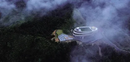 闯入星空基地