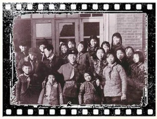雷锋和孩子们在一起