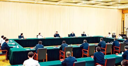勇担使命不畏艰辛久久为功努力创造新时代中国防沙治沙新奇迹1