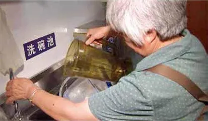 “高龄洗碗工”,信义母亲!1