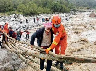 “飞架泸定桥”