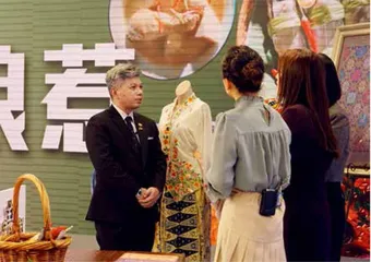 马来大使直播首秀夸榴莲1