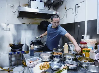 “地摊”饭店:10元盒饭是怎么做的1