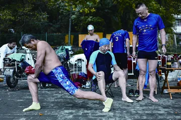 偏向那湖心游去2