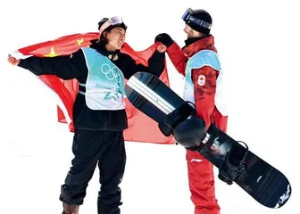 挥舞胜利喜悦高擎未来希望