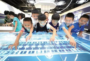 完善制度建设，关爱留守和流动儿童