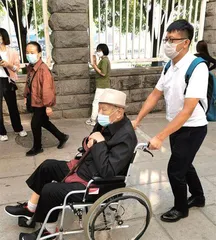 陪诊师:陌生的“熟人”1