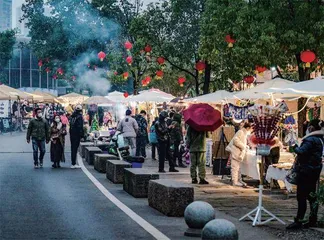 重视“疤痕效应”，扩大消费优先