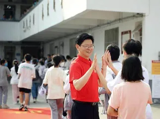 陈立群：“时代楷模”续写教育情缘
