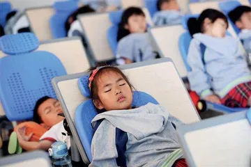 当课桌椅和中小学生不再“般配”1