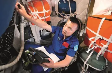 “90后”小伙宋令东出征太空