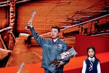 李万君：以焊枪为剑，守护中国高铁安全之盾1