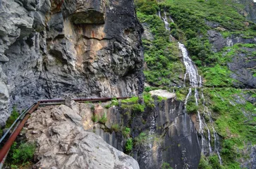 云南虎跳峡：深谷回响千年涛声 山水织就发展经纬5