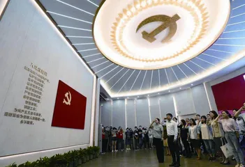 沿着必由之路夺取新的更大胜利