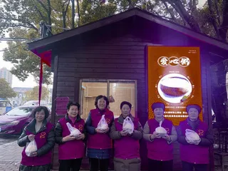 携手“益”起来，“爱心粥屋”点亮公益之光