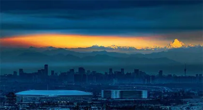 极美成都 雪山下的公园城市