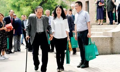 杨振宁百岁:一个“最正常的天才”2