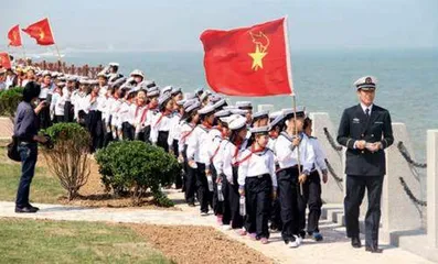 家家户户国旗红  坚贞信仰代代传