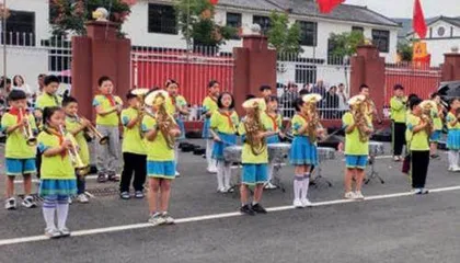 河南省内乡县灵山学校高擎雷锋旗帜 培育时代新人