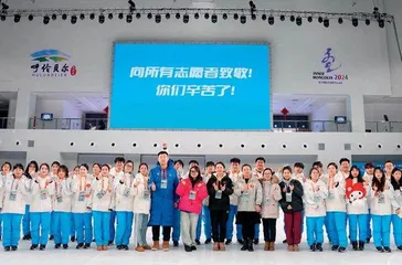 “小雪团儿”：冬运会上一簇“志愿红”