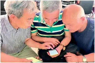 中国光大银行弘扬雷锋精神做为民服务贴心人
