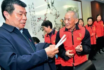 高擎精神火炬  汇聚奋进力量