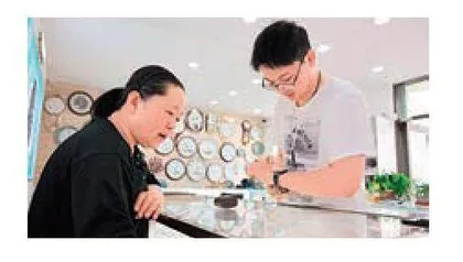 李鲜芳：  把一个修表摊发展成一个钟表店