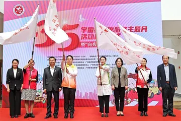学雷锋，“向秀丽”在前进