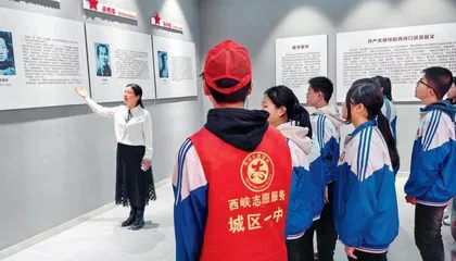 躬耕三尺讲台 书写雷锋故事