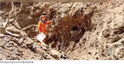 阅尽山河始见金 