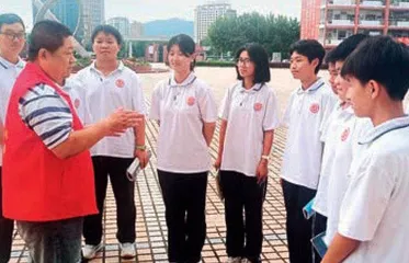 走进校园宣讲雷锋精神