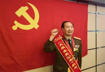 让胸前的党徽熠熠闪光