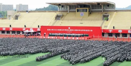 汗水浸迷彩 骄阳淬青春