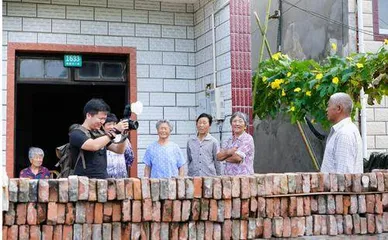 用相机照亮老人心愿