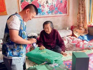 烈士为国家牺牲 我们替他们尽孝